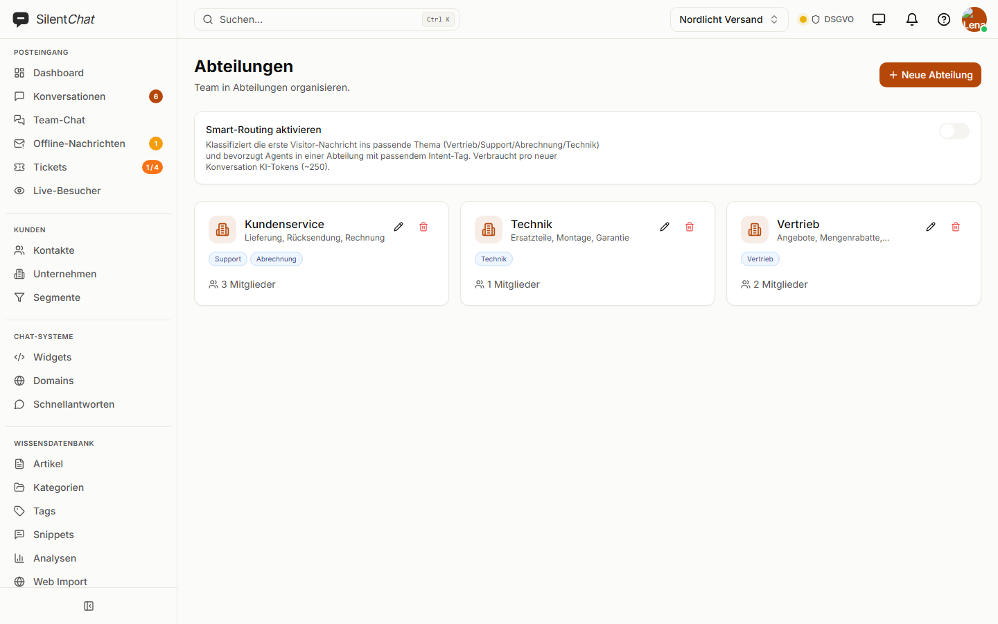 Drei Abteilungen — Kundenservice, Technik und Vertrieb — mit Themen und Zahl der Mitglieder, darüber der Schalter für Smart-Routing.