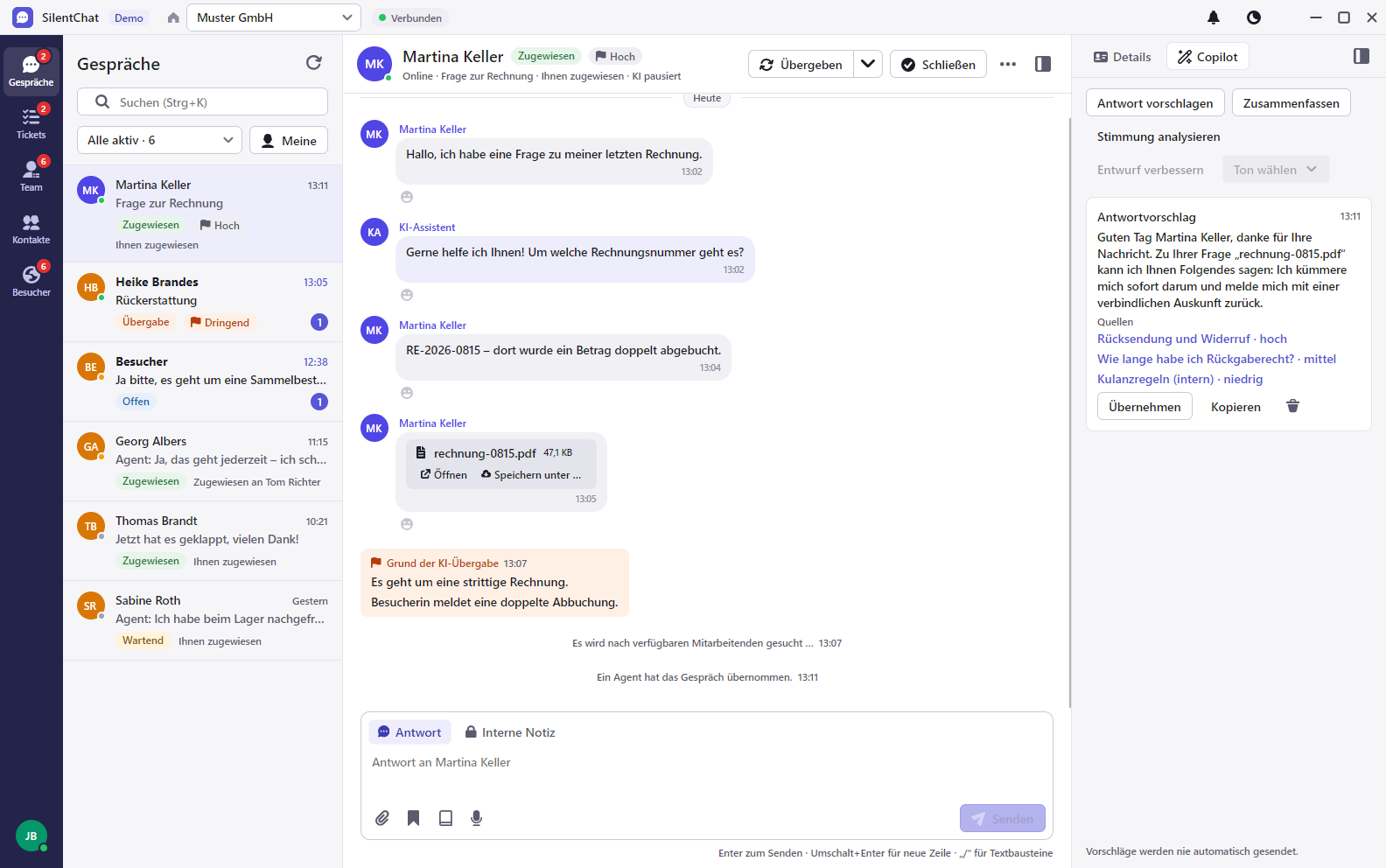 Die Desktop-App mit dem Copilot rechts: Antwortvorschlag mit den Artikeln, auf die er sich stützt, und den Knöpfen Übernehmen und Kopieren.