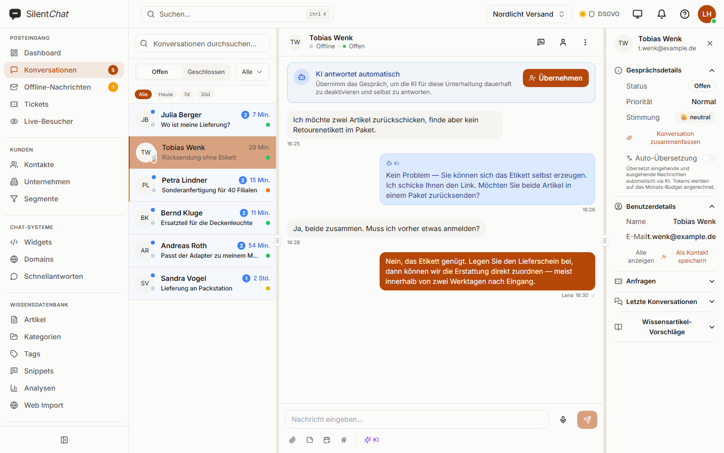 Ein Gespräch im Postfach: Der Besucher fragt nach einer Rücksendung, die KI antwortet aus der Wissensdatenbank, dann übernimmt eine Agentin.