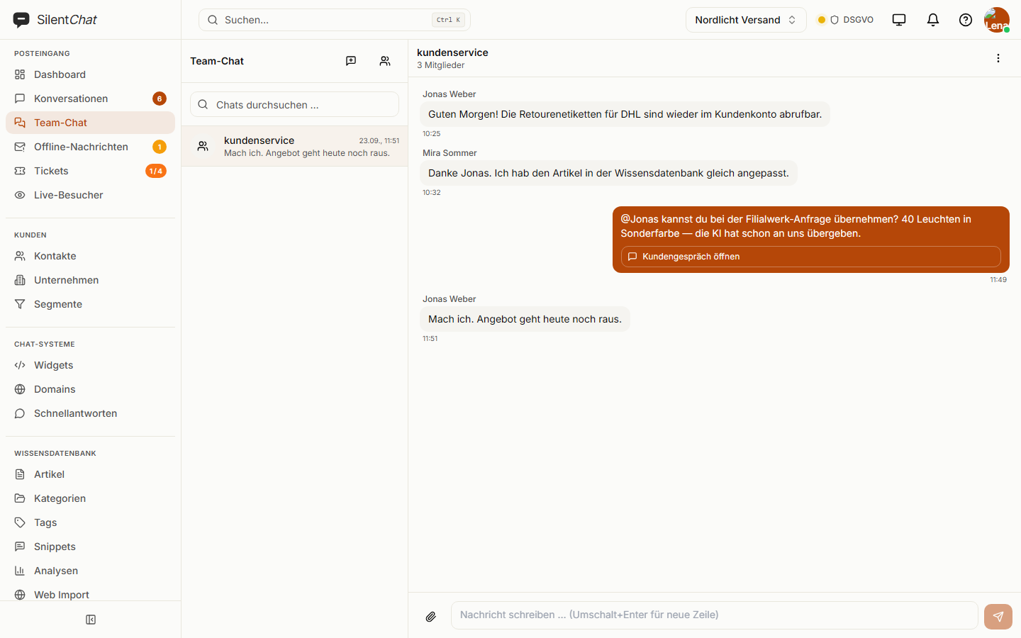 Der Team-Chat mit dem Kanal „kundenservice“: Kolleginnen stimmen sich ab, eine Nachricht verweist direkt auf ein Kundengespräch.
