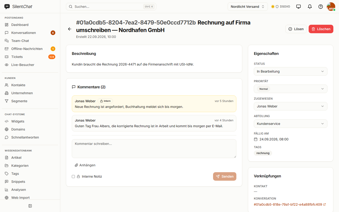 Ein Ticket im Detail: Beschreibung, ein interner und ein öffentlicher Kommentar, rechts Status, Priorität, Zuständigkeit, Abteilung, Frist und die verknüpfte Konversation.