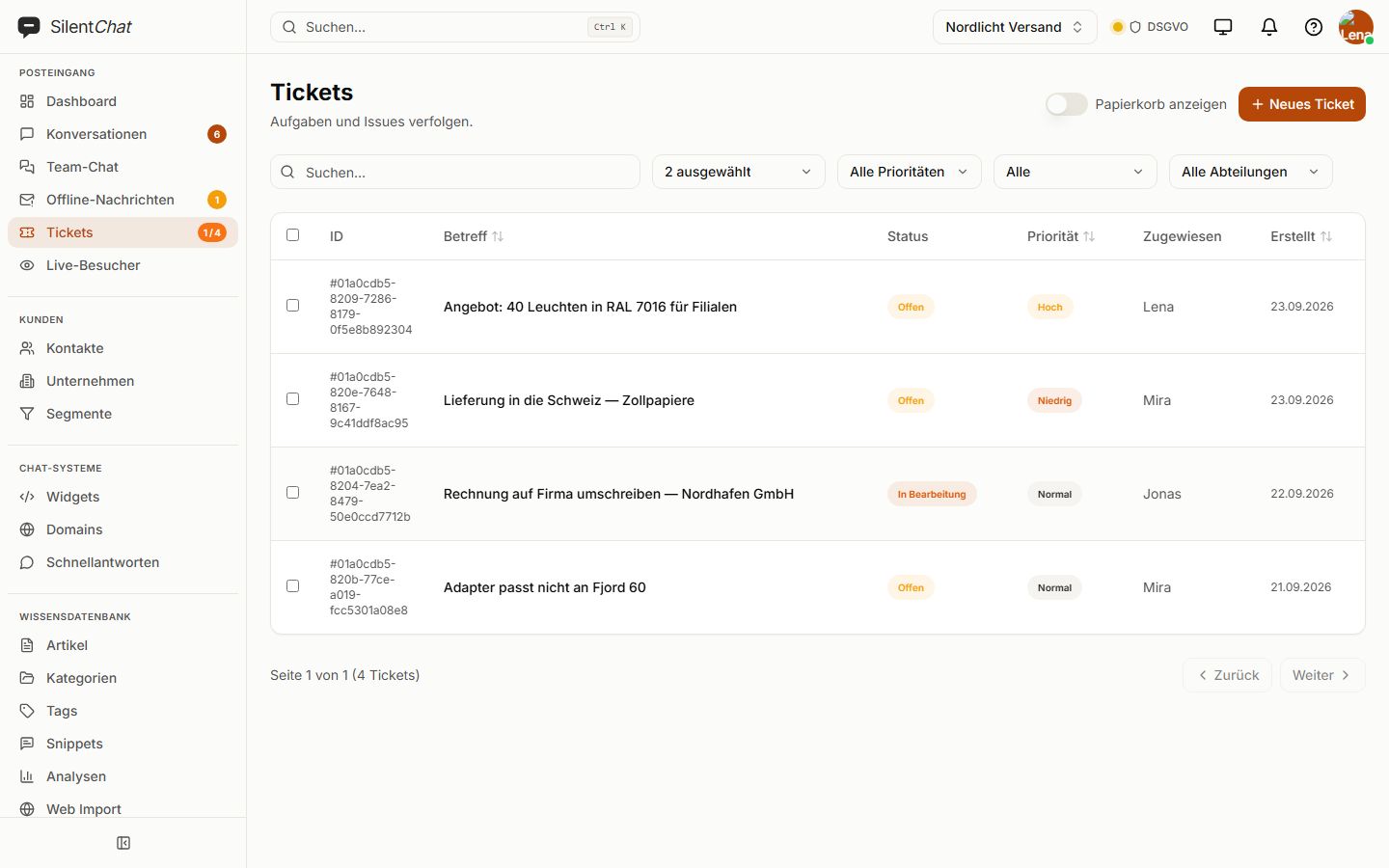 Die Ticketliste mit vier Tickets: Betreff, Status, Priorität, zuständige Person und Datum.